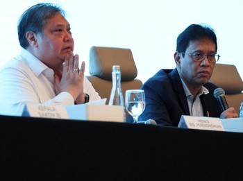Menko Perekonomian Airlangga Hartarto dan Menteri Keuangan Purbaya Yudhi Sadewa saat konferensi Pers kesiapan operasional PT Danantara Sumberdaya Indonesia di Wisma Danantara, Jakarta, Minggu (31/5/2026). (REUTERS/Ajeng Dinar Ulfiana)
