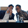 Menteri Keuangan Purbaya Yudhi Sadewa (kiri) berbincangan dengan COO Danantara Dony Oskaria (kanan) saat konferensi Pers kesiapan operasional PT Danantara Sumberdaya Indonesia di Wisma Danantara, Jakarta, Minggu (31/5/2026). (REUTERS/Ajeng Dinar Ulfi