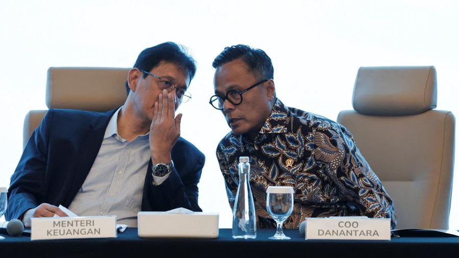 Menteri Keuangan Purbaya Yudhi Sadewa (kiri) berbincangan dengan COO Danantara Dony Oskaria (kanan) saat konferensi Pers kesiapan operasional PT Danantara Sumberdaya Indonesia di Wisma Danantara, Jakarta, Minggu (31/5/2026). (REUTERS/Ajeng Dinar Ulfi