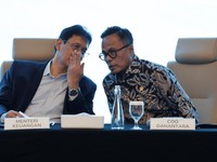 Menteri Keuangan Purbaya Yudhi Sadewa (kiri) berbincangan dengan COO Danantara Dony Oskaria (kanan) saat konferensi Pers kesiapan operasional PT Danantara Sumberdaya Indonesia di Wisma Danantara, Jakarta, Minggu (31/5/2026). (REUTERS/Ajeng Dinar Ulfi