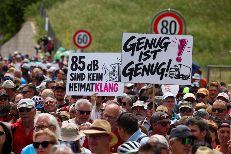 Orang-orang berdemonstrasi menentang meningkatnya beban lalu lintas di jalan tol Brenner antara Austria dan Italia, dekat Matrei, Austria, Sabtu (30/5/2026). (REUTERS/Christian Mang)