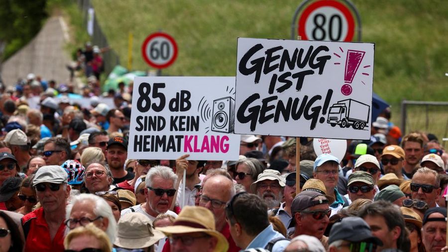 Orang-orang berdemonstrasi menentang meningkatnya beban lalu lintas di jalan tol Brenner antara Austria dan Italia, dekat Matrei, Austria, Sabtu (30/5/2026). (REUTERS/Christian Mang)