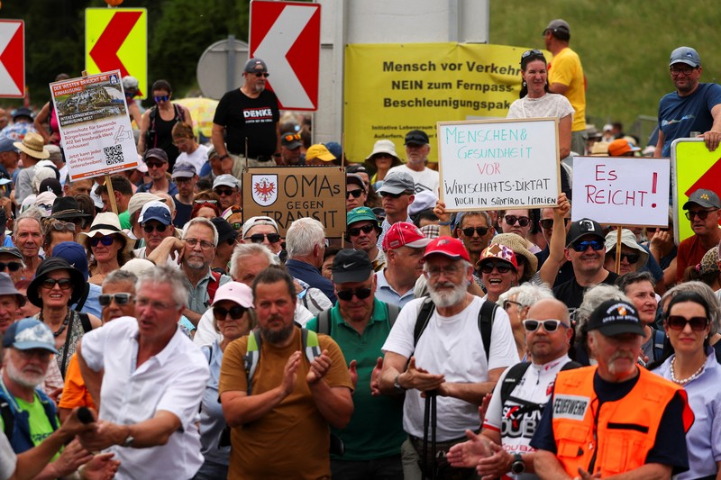 Orang-orang berdemonstrasi menentang meningkatnya beban lalu lintas di jalan tol Brenner antara Austria dan Italia, dekat Matrei, Austria, Sabtu (30/5/2026). (REUTERS/Christian Mang)