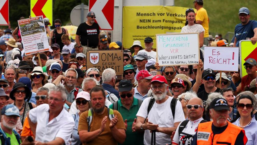 Orang-orang berdemonstrasi menentang meningkatnya beban lalu lintas di jalan tol Brenner antara Austria dan Italia, dekat Matrei, Austria, Sabtu (30/5/2026). (REUTERS/Christian Mang)