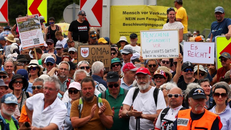 Orang-orang berdemonstrasi menentang meningkatnya beban lalu lintas di jalan tol Brenner antara Austria dan Italia, dekat Matrei, Austria, Sabtu (30/5/2026). (REUTERS/Christian Mang)