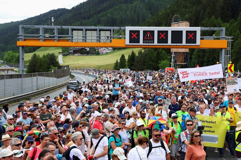 Orang-orang berdemonstrasi menentang meningkatnya beban lalu lintas di jalan tol Brenner antara Austria dan Italia, dekat Matrei, Austria, Sabtu (30/5/2026). (REUTERS/Christian Mang)