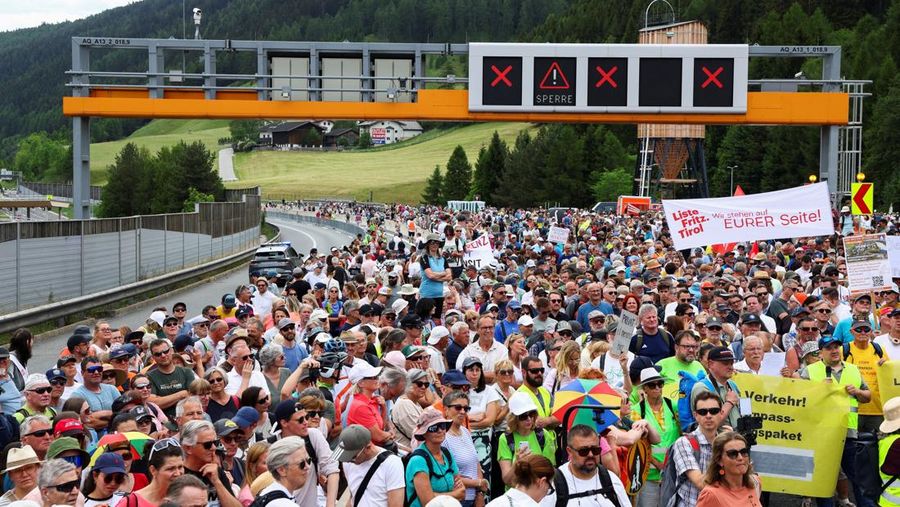 Orang-orang berdemonstrasi menentang meningkatnya beban lalu lintas di jalan tol Brenner antara Austria dan Italia, dekat Matrei, Austria, Sabtu (30/5/2026). (REUTERS/Christian Mang)