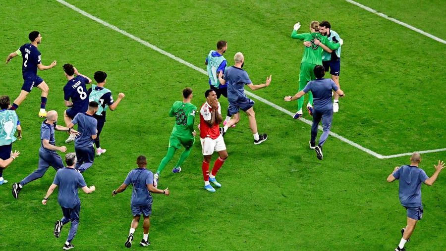 Paris Saint-Germain (PSG) berhasil jadi juara Liga Champions usai mengalahkan Arsenal lewat adu penalti dengan skor akhir (4-3) dalam final Liga Champions yang digelar di Puskas Arena, Hungaria, Sabtu (30/5) waktu setempat.(REUTERS/Marton Monus)