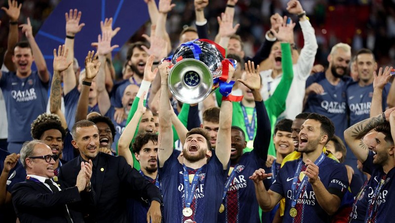 Paris Saint-Germain (PSG) berhasil jadi juara Liga Champions usai mengalahkan Arsenal lewat adu penalti dengan skor akhir (4-3) dalam final Liga Champions yang digelar di Puskas Arena, Hungaria, Sabtu (30/5) waktu setempat. (REUTERS/Phil Noble)