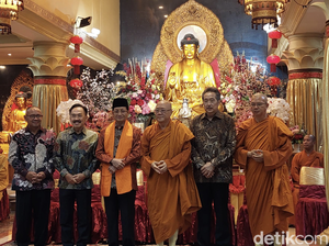 Khusyuknya Perayaan Waisak di Wihara Ekayana Arama Jakarta