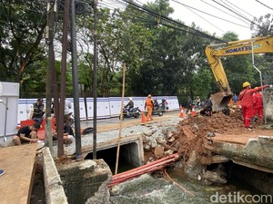 Siang Malam Perbaikan Jalan Amblas di Lenteng Agung