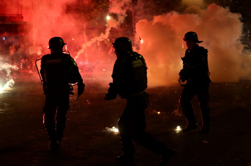 Fans Paris Saint-Germain (PSG) merayakan gelar juara Liga cHampions di Paris, Prancis, Sabtu (30/5/2026). (REUTERS/Abdul Saboor)