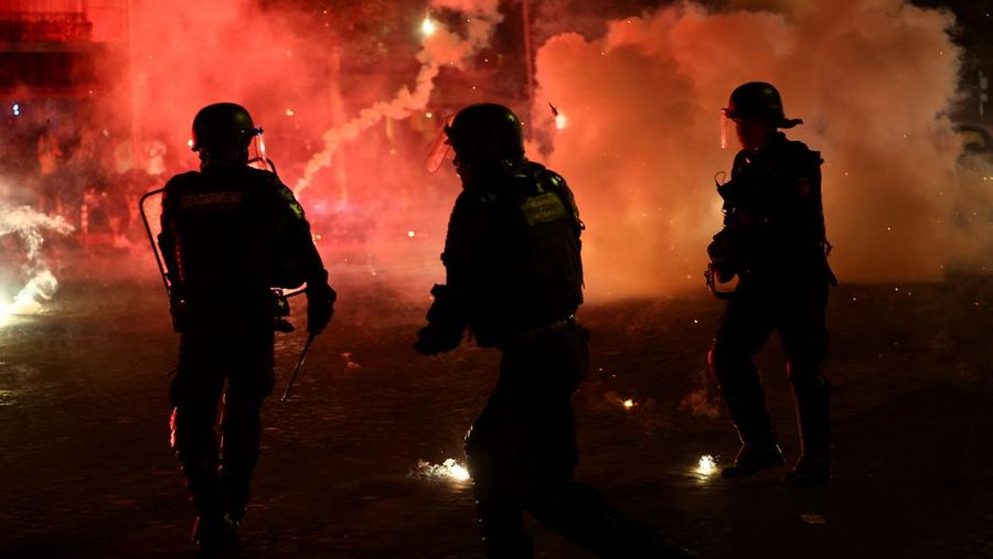 Ricuh saat fans Paris Saint-Germain (PSG) merayakan kemenangan setelah memenangkan Liga Champions UEFA di Paris, Prancis, Sabtu (30/5/2026). (REUTERS/Abdul Saboor)