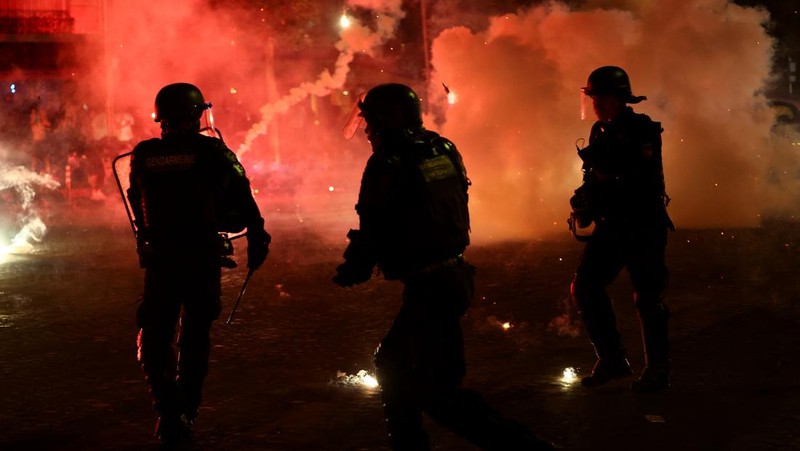 Ricuh saat fans Paris Saint-Germain (PSG) merayakan kemenangan setelah memenangkan Liga Champions UEFA di Paris, Prancis, Sabtu (30/5/2026). (REUTERS/Abdul Saboor)