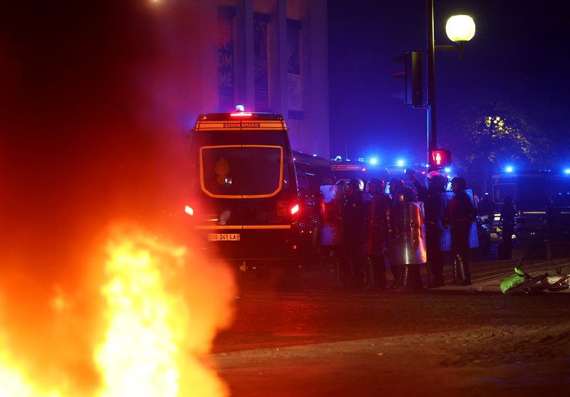 Fans Paris Saint-Germain (PSG) merayakan gelar juara Liga cHampions di Paris, Prancis, Sabtu (30/5/2026). (REUTERS/Abdul Saboor)