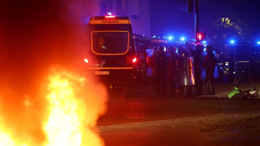 Ricuh saat fans Paris Saint-Germain (PSG) merayakan kemenangan setelah memenangkan Liga Champions UEFA di Paris, Prancis, Sabtu (30/5/2026). (REUTERS/Abdul Saboor)