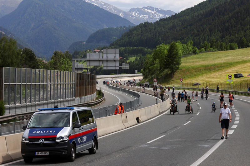 Orang-orang berdemonstrasi menentang meningkatnya beban lalu lintas di jalan tol Brenner antara Austria dan Italia, dekat Matrei, Austria, Sabtu (30/5/2026). (REUTERS/Christian Mang)