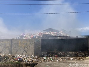 Sampah di TPST Tojan Dibiarkan Menyala, Pemdes Klaim Residu Terbakar Sendiri
