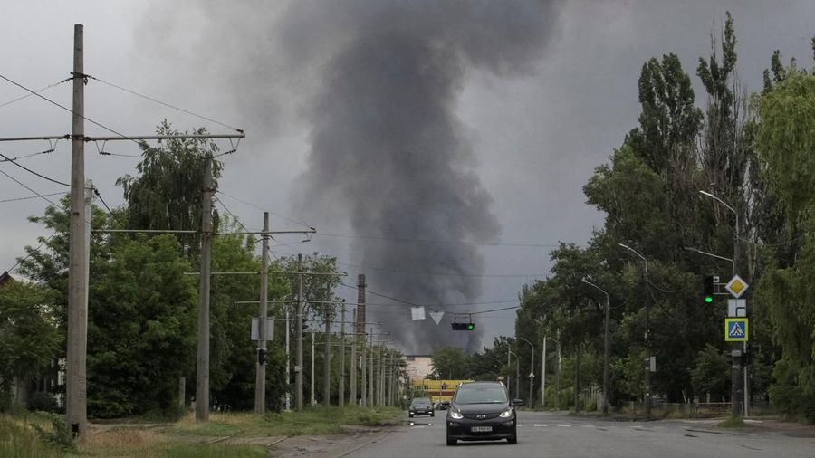 Asap mengepul di kota saat serangan rudal Rusia, di tengah serangan Rusia terhadap Ukraina, di Dnipro, Ukraina, 31 Mei 2026.