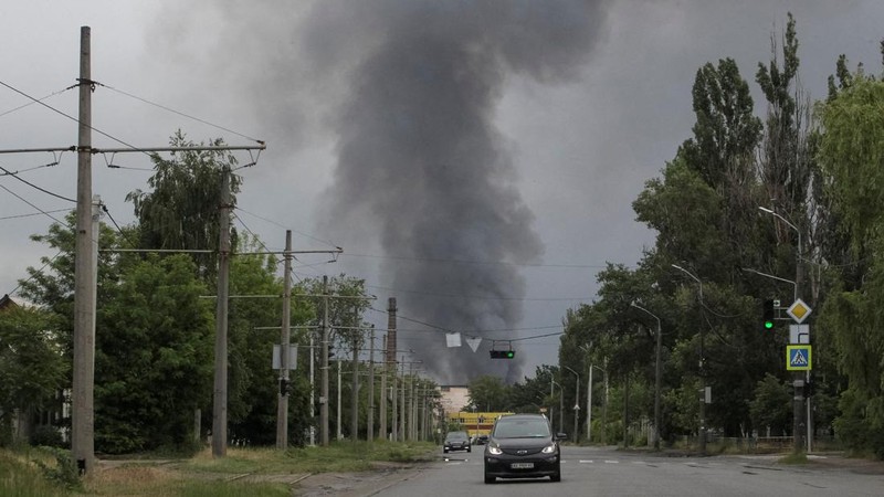 Asap mengepul di kota saat serangan rudal Rusia, di tengah serangan Rusia terhadap Ukraina, di Dnipro, Ukraina, 31 Mei 2026.