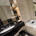 Foto: Bathtub di salah satu kamar di The Trans Luxury Hotel Surabaya. (Dokumentasi detikcom/Aprilia Devi)
