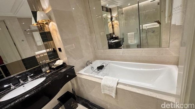 Kenikmatan Berendam di Bathtub Mewah The Trans Luxury Hotel Surabaya