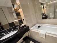 Foto: Bathtub di salah satu kamar di The Trans Luxury Hotel Surabaya. (Dokumentasi detikcom/Aprilia Devi)