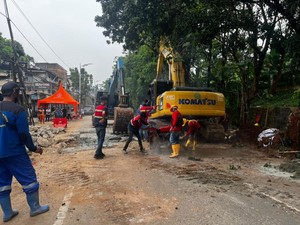 Video: Perbaikan Berlangsung, Jalan Raya Lenteng Agung Arah Depok Ditutup