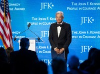 Jerome Powell, Ketua Federal Reserve AS ke-16, setelah menerima Penghargaan John F. Kennedy Profile in Courage 2026 pada 31 Mei 2026 di Boston, Massachusetts. Powell digantikan oleh Kevin Warsh sebagai Ketua Federal Reserve pada 22 Mei. (Photo by Sco