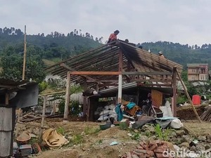 Korban Tanah Gerak Tegal Nekat Bangun Rumah Lagi di Lokasi Bencana