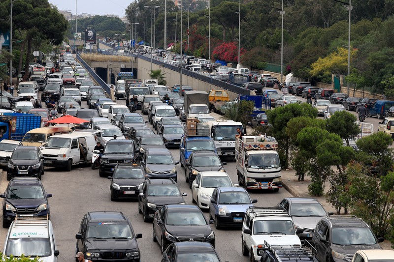 Lalu lintas di jalan raya saat orang-orang berhamburan melarikan diri dari pinggiran selatan Beirut, setelah Perdana Menteri Israel Benjamin Netanyahu memerintahkan militer untuk menyerang target di pinggiran kota, Lebanon, 1 Juni 2026. (REUTERS/Mohamed Azakir)