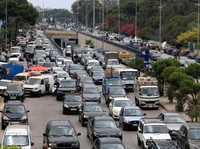 Lalu lintas di jalan raya saat orang-orang berhamburan melarikan diri dari pinggiran selatan Beirut, setelah Perdana Menteri Israel Benjamin Netanyahu memerintahkan militer untuk menyerang target di pinggiran kota, Lebanon, 1 Juni 2026. (REUTERS/Moha