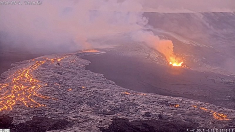 Lava terlihat mengalir keluar dari kawah gunung berapi Kilauea di Hawaii, Amerika Serikat, sejak Minggu. (Tangkapan Layar Video Reuters/UNITED STATES GEOLOGICAL SURVEY (USGS))