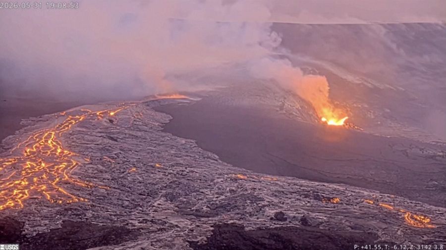 Lava terlihat mengalir keluar dari kawah gunung berapi Kilauea di Hawaii, Amerika Serikat, sejak Minggu. (Tangkapan Layar Video Reuters/UNITED STATES GEOLOGICAL SURVEY (USGS))