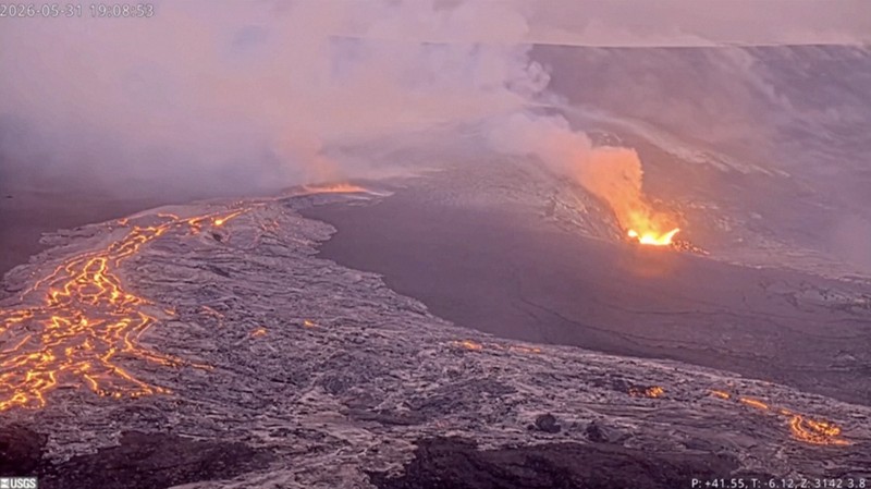 Lava terlihat mengalir keluar dari kawah gunung berapi Kilauea di Hawaii, Amerika Serikat, sejak Minggu. (Tangkapan Layar Video Reuters/UNITED STATES GEOLOGICAL SURVEY (USGS))