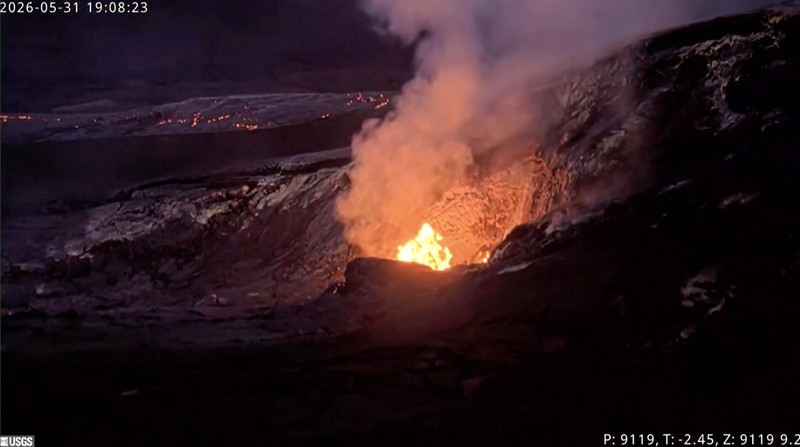 Lava terlihat mengalir keluar dari kawah gunung berapi Kilauea di Hawaii, Amerika Serikat, sejak Minggu.
