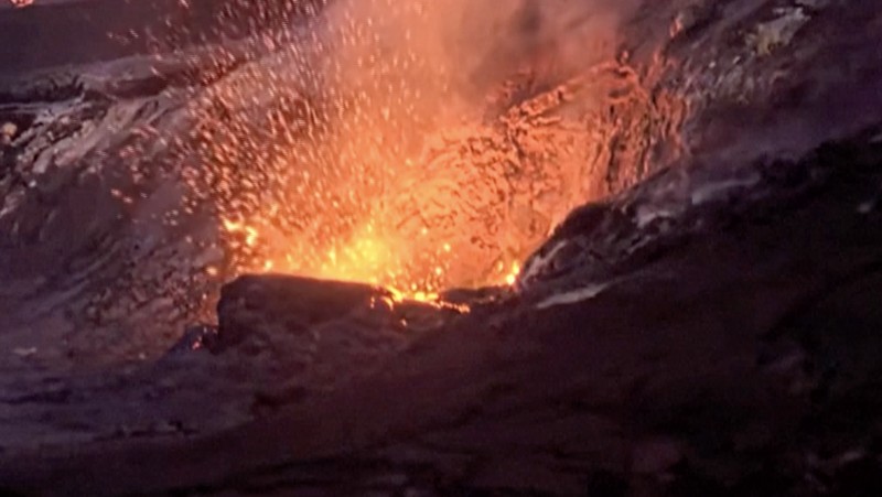 Lava terlihat mengalir keluar dari kawah gunung berapi Kilauea di Hawaii, Amerika Serikat, sejak Minggu. (Tangkapan Layar Video Reuters/UNITED STATES GEOLOGICAL SURVEY (USGS))