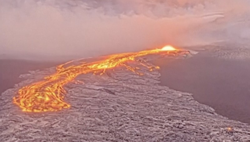 Lava terlihat mengalir keluar dari kawah gunung berapi Kilauea di Hawaii, Amerika Serikat, sejak Minggu. (Tangkapan Layar Video Reuters/UNITED STATES GEOLOGICAL SURVEY (USGS))