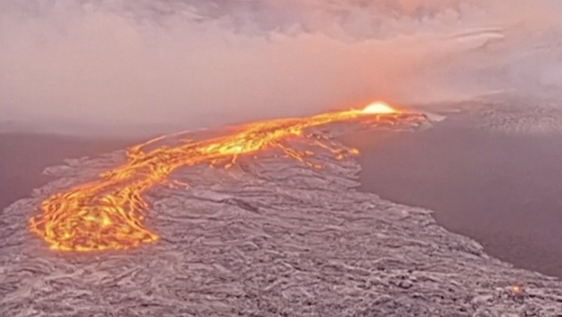 Lava terlihat mengalir keluar dari kawah gunung berapi Kilauea di Hawaii, Amerika Serikat, sejak Minggu.