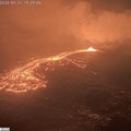 Lava terlihat mengalir keluar dari kawah gunung berapi Kilauea di Hawaii, Amerika Serikat, sejak Minggu. (Tangkapan Layar Video Reuters/UNITED STATES GEOLOGICAL SURVEY (USGS))