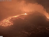 Lava terlihat mengalir keluar dari kawah gunung berapi Kilauea di Hawaii, Amerika Serikat, sejak Minggu. (Tangkapan Layar Video Reuters/UNITED STATES GEOLOGICAL SURVEY (USGS))