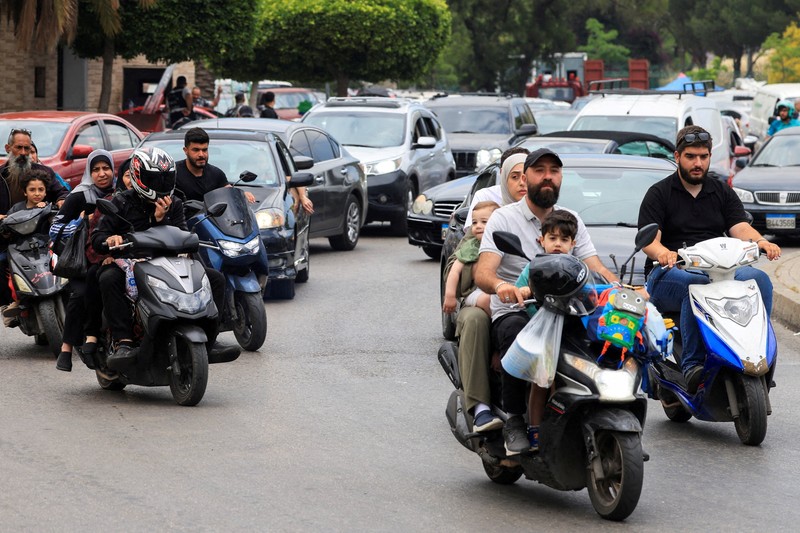 Lalu lintas di jalan raya saat orang-orang berhamburan melarikan diri dari pinggiran selatan Beirut, setelah Perdana Menteri Israel Benjamin Netanyahu memerintahkan militer untuk menyerang target di pinggiran kota, Lebanon, 1 Juni 2026. (REUTERS/Mohamed Azakir)