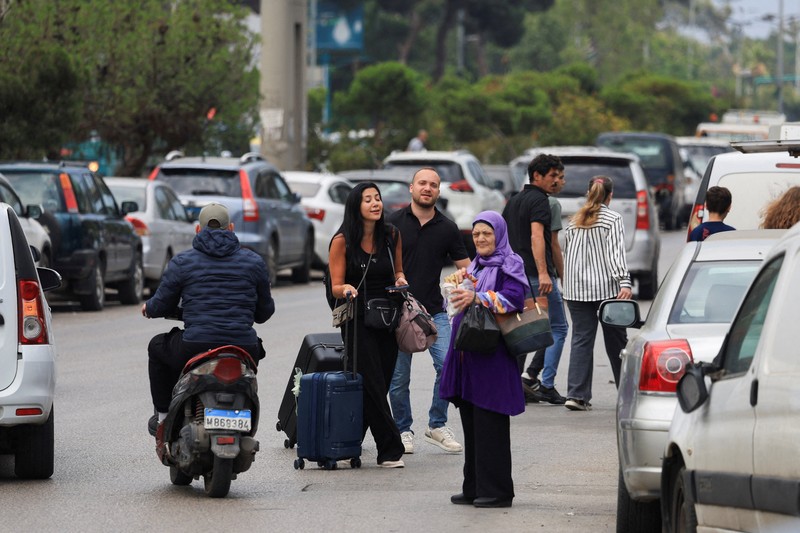 Lalu lintas di jalan raya saat orang-orang berhamburan melarikan diri dari pinggiran selatan Beirut, setelah Perdana Menteri Israel Benjamin Netanyahu memerintahkan militer untuk menyerang target di pinggiran kota, Lebanon, 1 Juni 2026. (REUTERS/Mohamed Azakir)