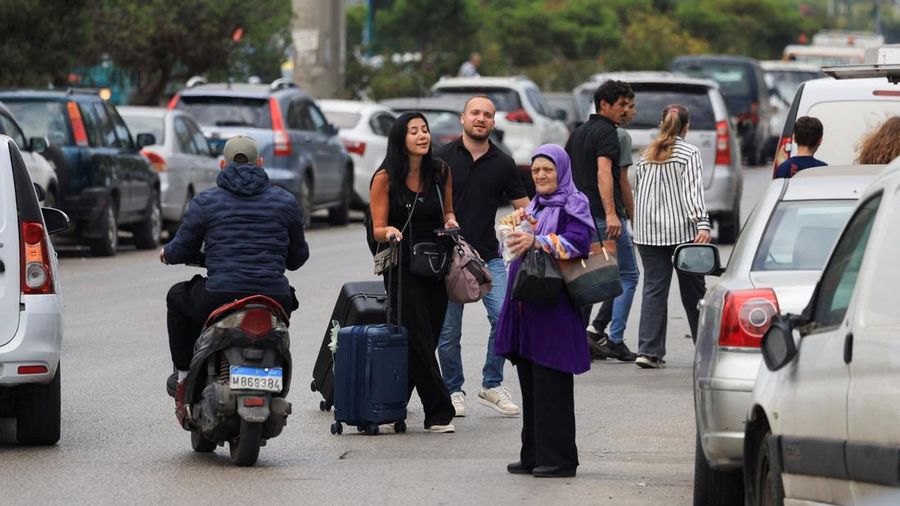 Orang-orang berjalan di jalan raya sambil melarikan diri dari pinggiran selatan Beirut, setelah Perdana Menteri Israel Benjamin Netanyahu memerintahkan militer untuk menyerang target di pinggiran kota, Lebanon, 1 Juni 2026.