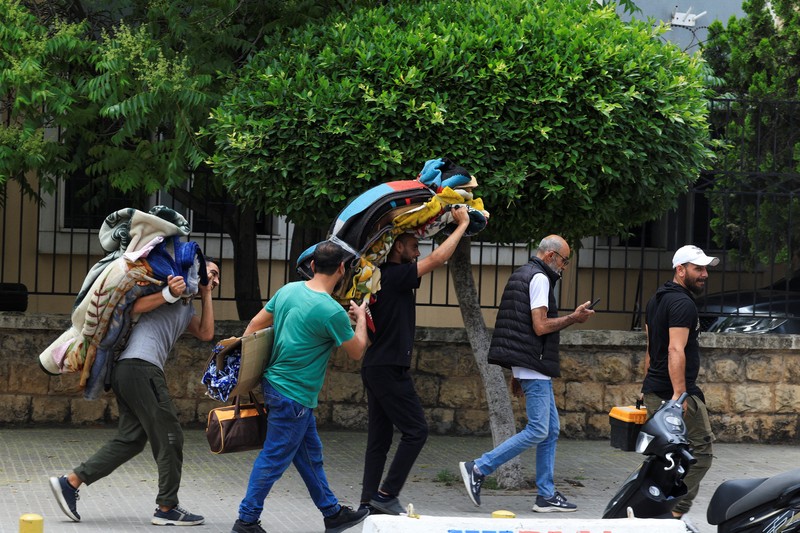 Lalu lintas di jalan raya saat orang-orang berhamburan melarikan diri dari pinggiran selatan Beirut, setelah Perdana Menteri Israel Benjamin Netanyahu memerintahkan militer untuk menyerang target di pinggiran kota, Lebanon, 1 Juni 2026. (REUTERS/Mohamed Azakir)