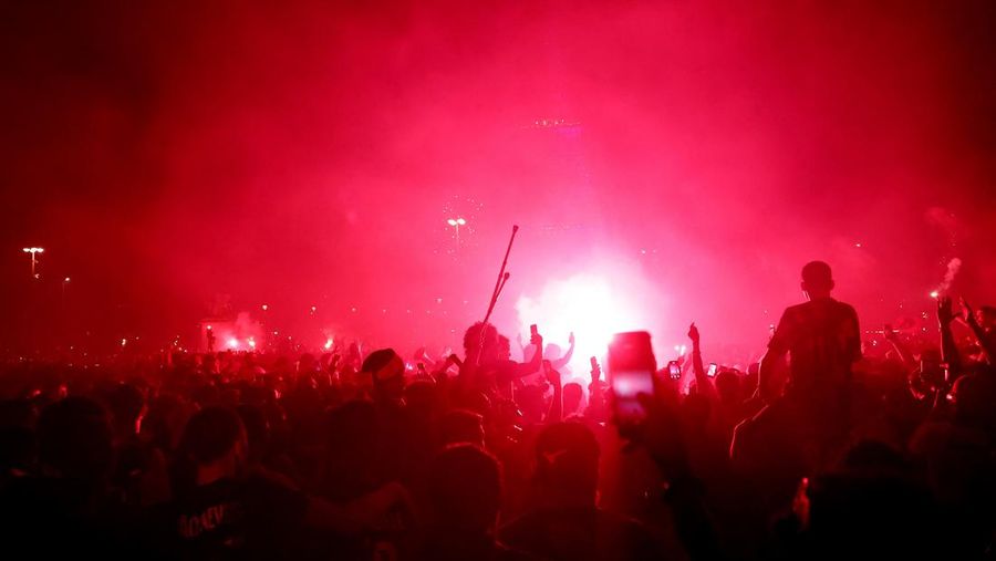 Para pendukung Paris Saint-Germain menyalakan suar saat merayakan kemenangan tim mereka usai menjuarai Liga Champions UEFA di Trocadéro, Sabtu (30/5/2026).