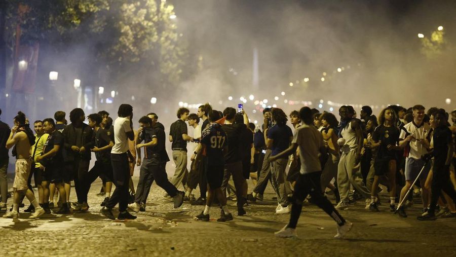 Para pendukung Paris Saint-Germain merayakan kemenangan tim mereka di Champs-Élysées usai menjuarai Liga Champions UEFA, Sabtu (30/5/2026).