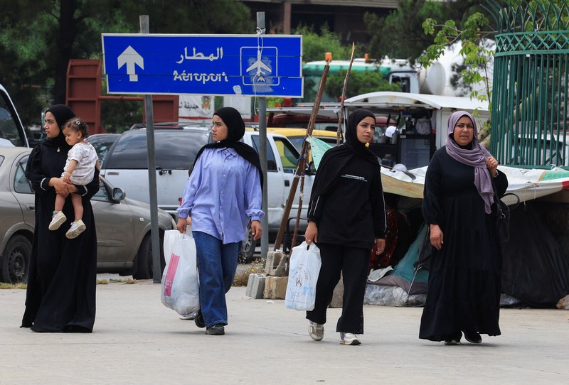 Lalu lintas di jalan raya saat orang-orang berhamburan melarikan diri dari pinggiran selatan Beirut, setelah Perdana Menteri Israel Benjamin Netanyahu memerintahkan militer untuk menyerang target di pinggiran kota, Lebanon, 1 Juni 2026. (REUTERS/Mohamed Azakir)