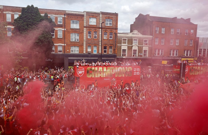 Pemandangan umum saat para pemain dan penggemar Arsenal merayakan kemenangan dalam parade juara Premier League di London, Minggu (31/5/2026). (Action Images via Reuters/Peter Cziborra)