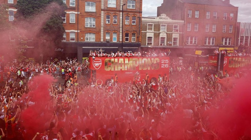 Pemandangan umum saat para pemain dan penggemar Arsenal merayakan kemenangan dalam parade juara Premier League di London, Minggu (31/5/2026). (Action Images via Reuters/Peter Cziborra)